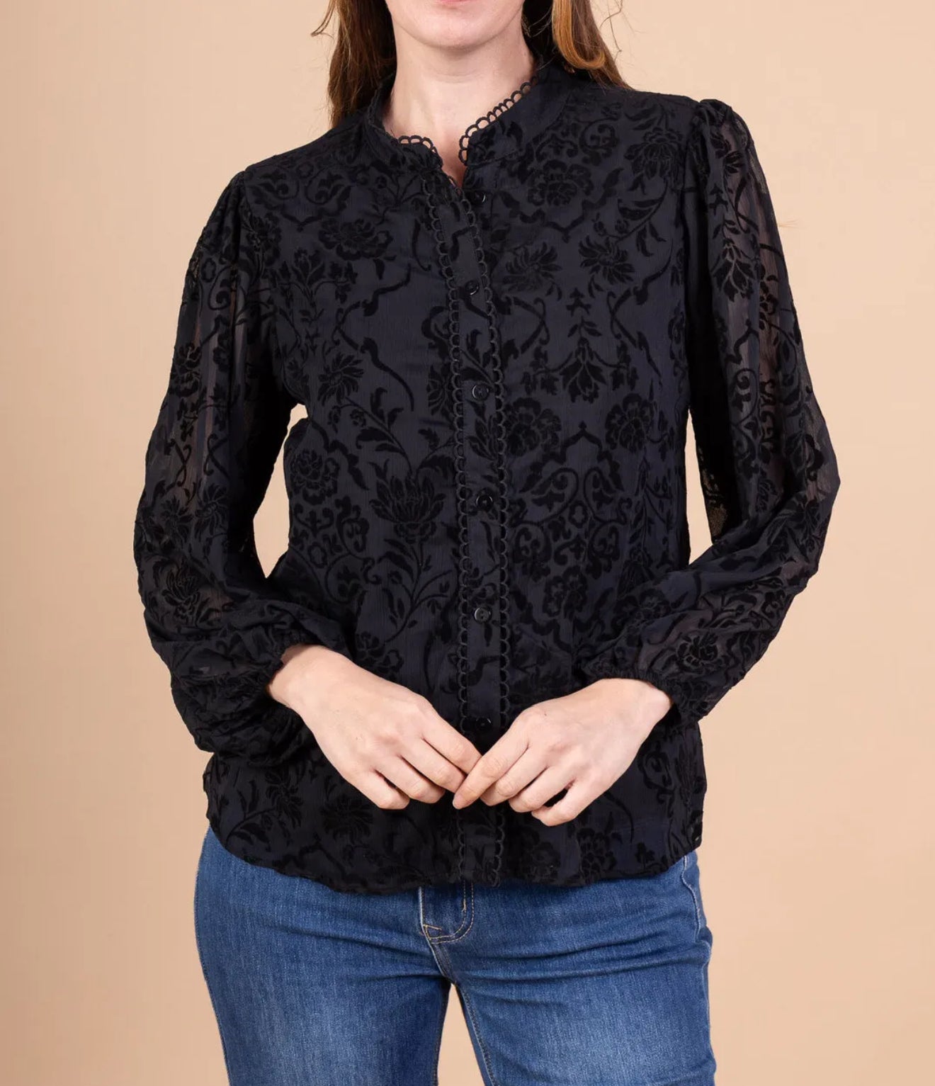 🖤 Chemise noire femme – Motif ton sur ton et dos légèrement transparent