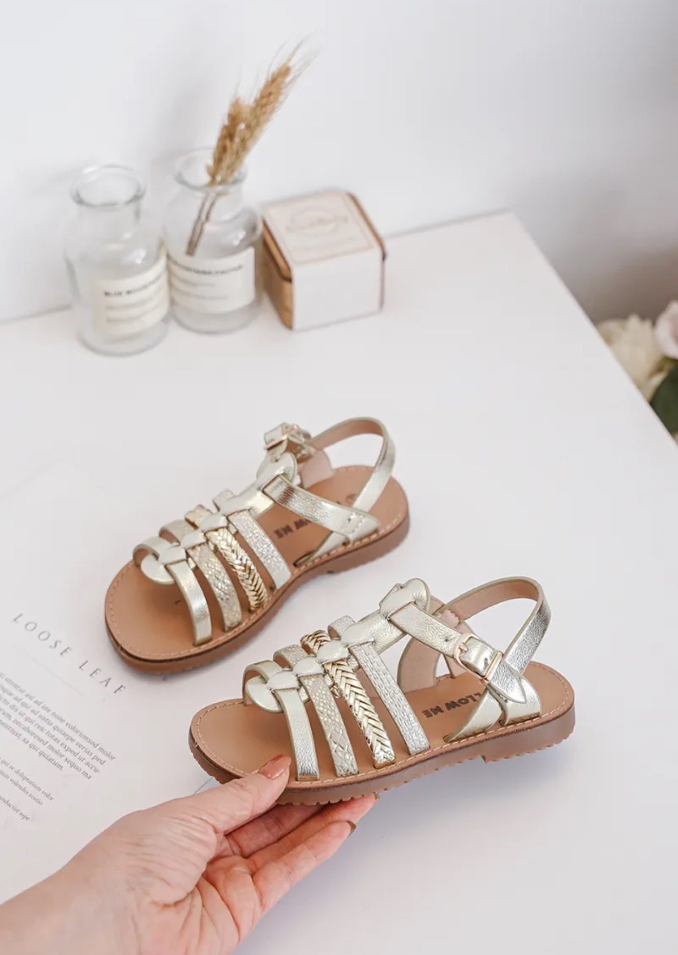 Sandales dorées fille – Élégance & confort pour l’été