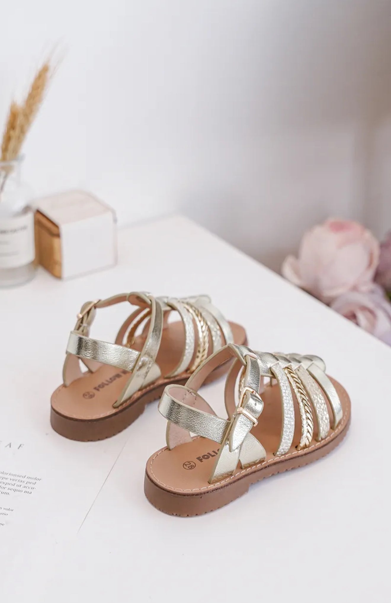 Sandales dorées fille – Élégance & confort pour l’été