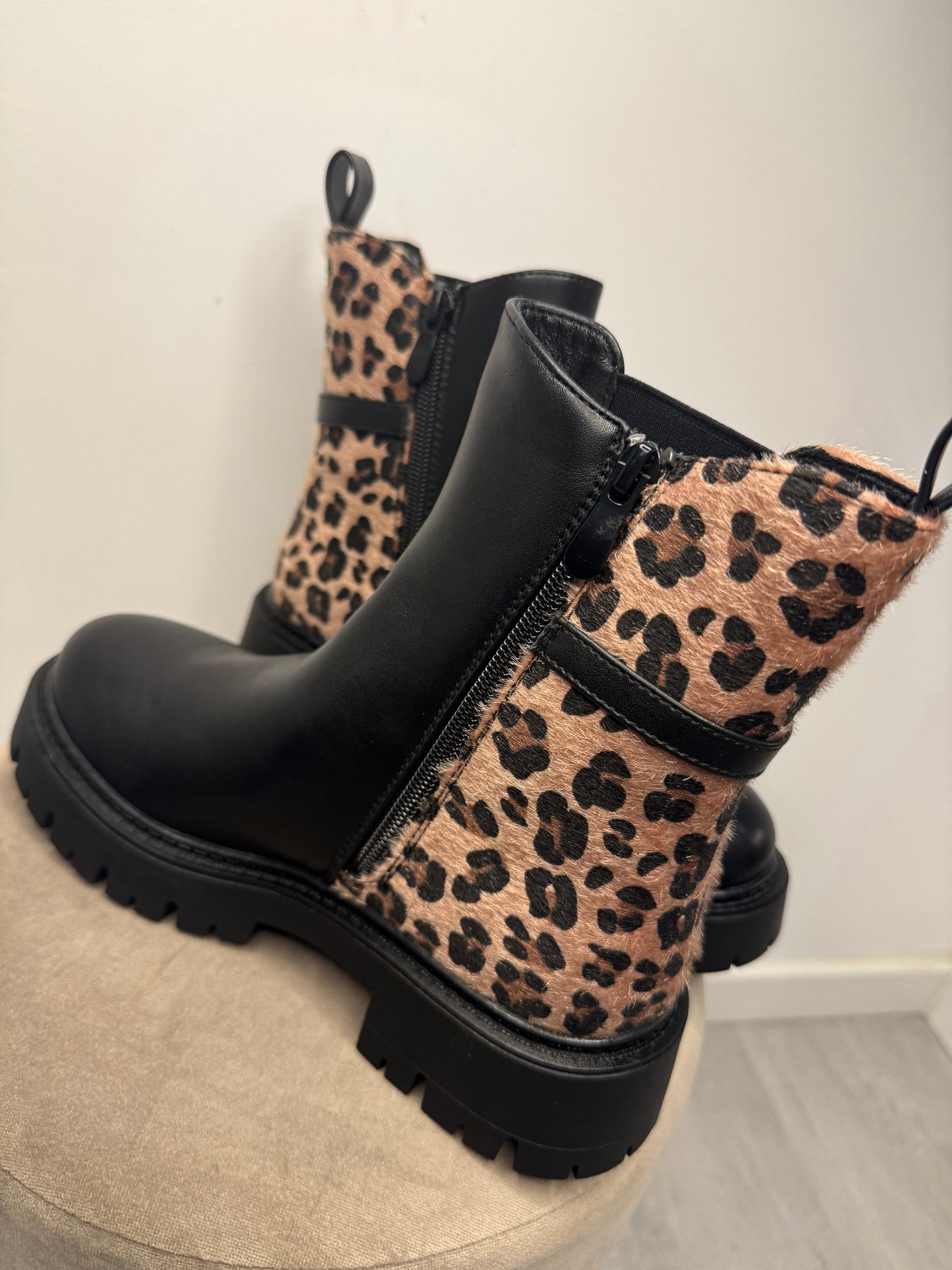 Bottines noires à imprimé léopard